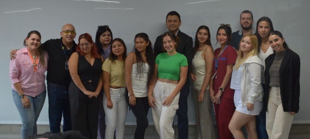 Recepción estudiantes Delfín (1).jpg